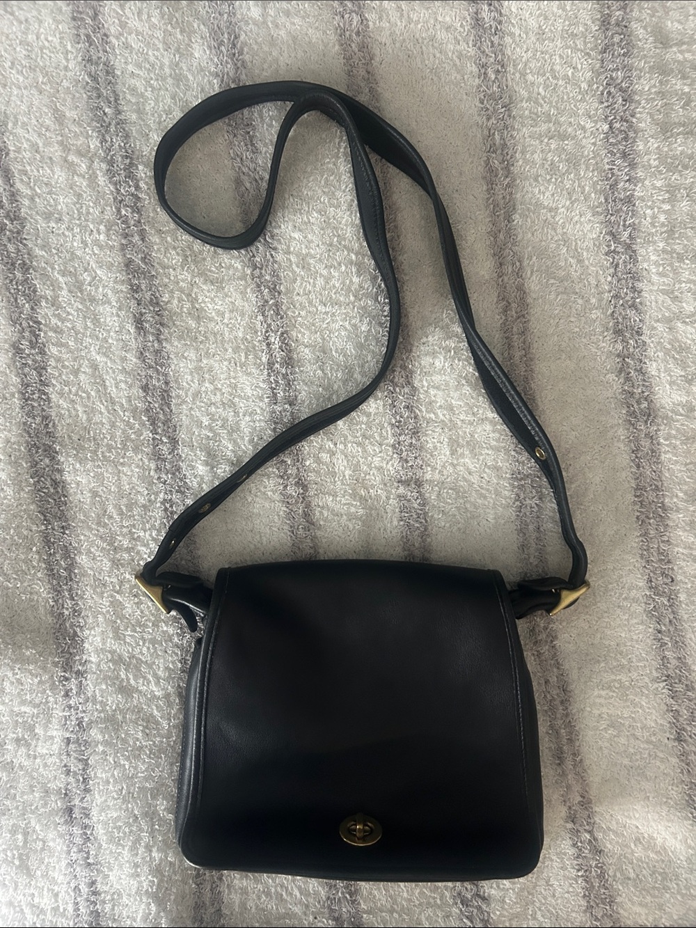 Coach Vintage Leather Crossbody
Messenger Bag Black Turnlock
Gold Hardware